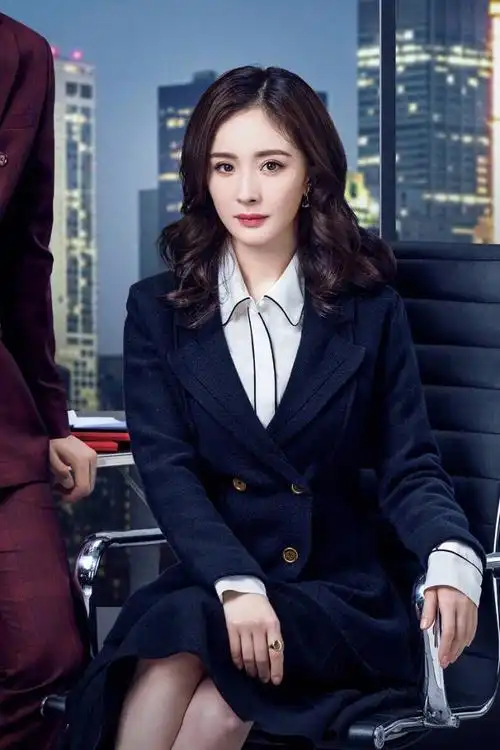 杨幂穿职业装很好看,有魅惑力的女人