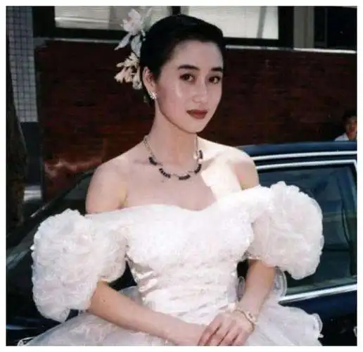 利智年轻时泳装秀利智当年到底多美