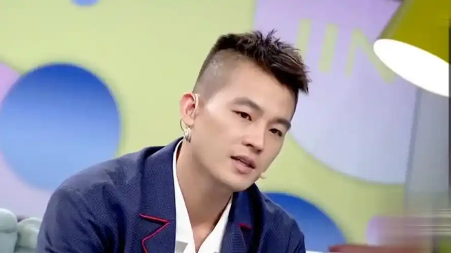 欧豪没学过表演,在拍《左耳》时会想尽办法,让自己更加贴近角色