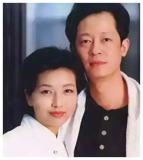 53岁秀恩爱太甜,这位国民女神又结婚了?|田小洁|江珊|高曙光_新浪新闻