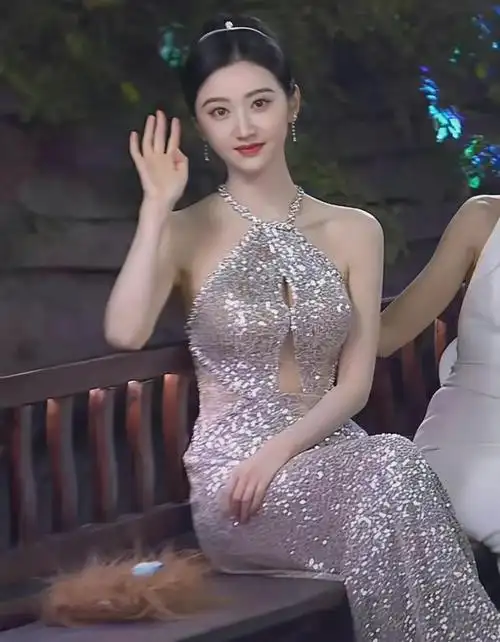 景甜出席活动这礼服配上她的身材不愧是人间富贵花