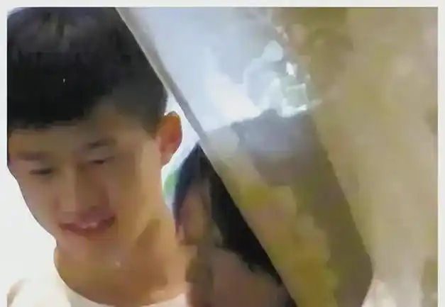 曝光!不拉窗帘与男友玩"拔萝卜",周冬雨本性彻底暴露