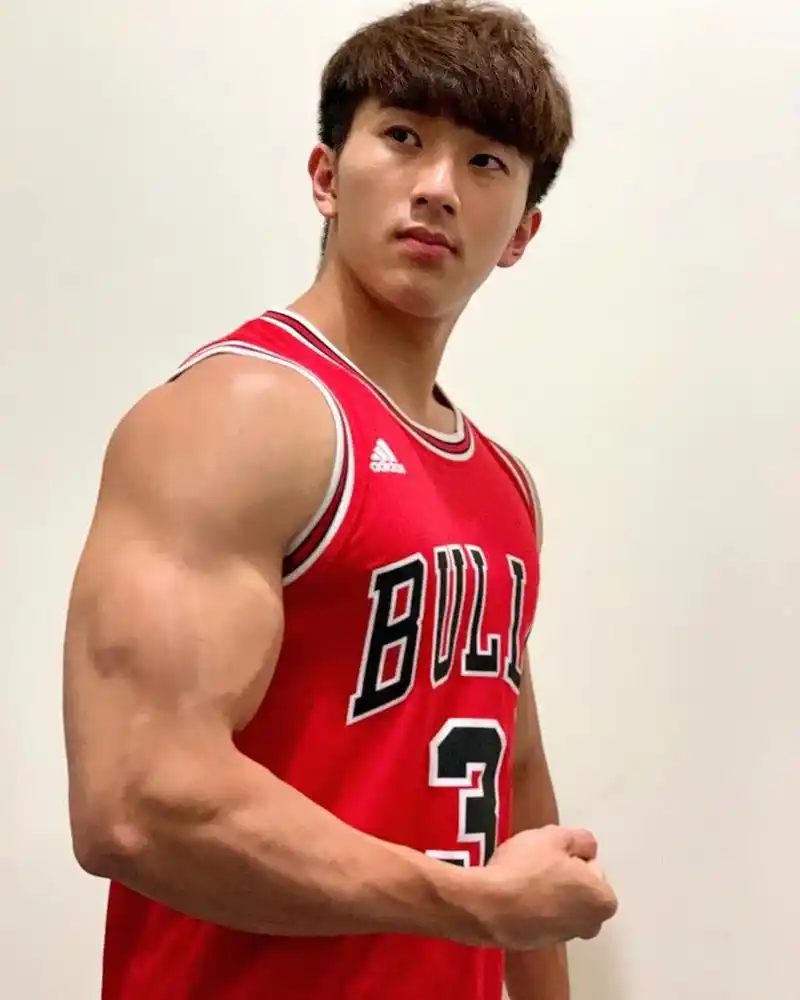 古铜色的肌肉型男,五官立体,童颜小奶狗,身材比例太完美了_手机搜狐网