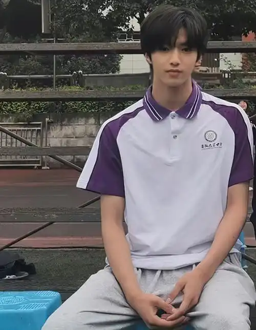 巴蜀中学晒刘耀文中考照,穿的裤子很眼熟,默认宋亚轩陪他考试