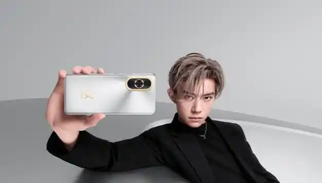 华为nova系列主打女性市场,邀请易烊千玺,关晓彤两位流量明星代言,在