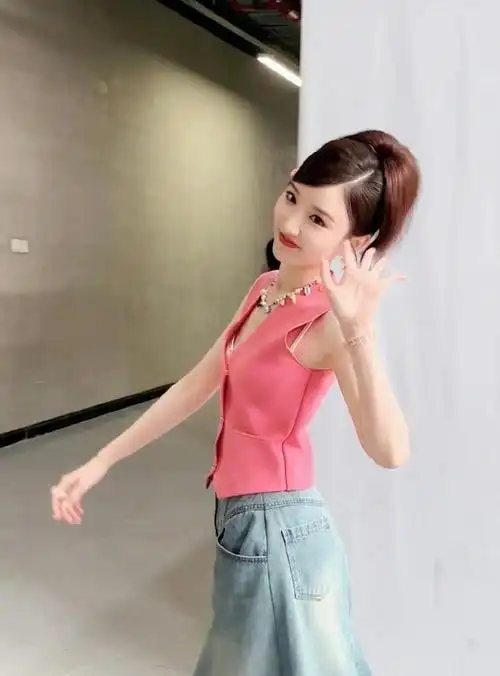 毛晓彤瘦到离谱163身高体重不满84斤穿马甲配半裙似真人芭比