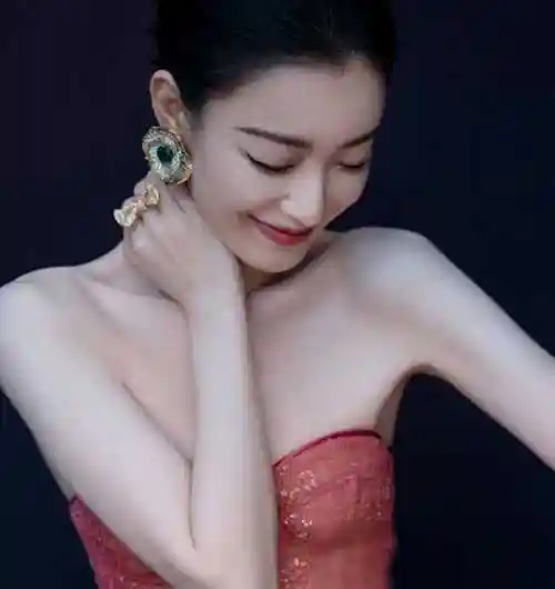 惊艳的腰臀线条倪妮的魅力所在