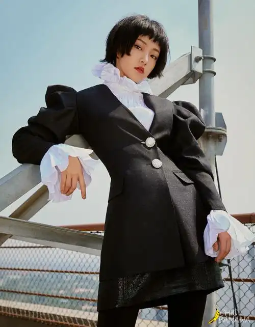 吴佳怡最新街拍曝光 潮酷girl演绎初秋时尚