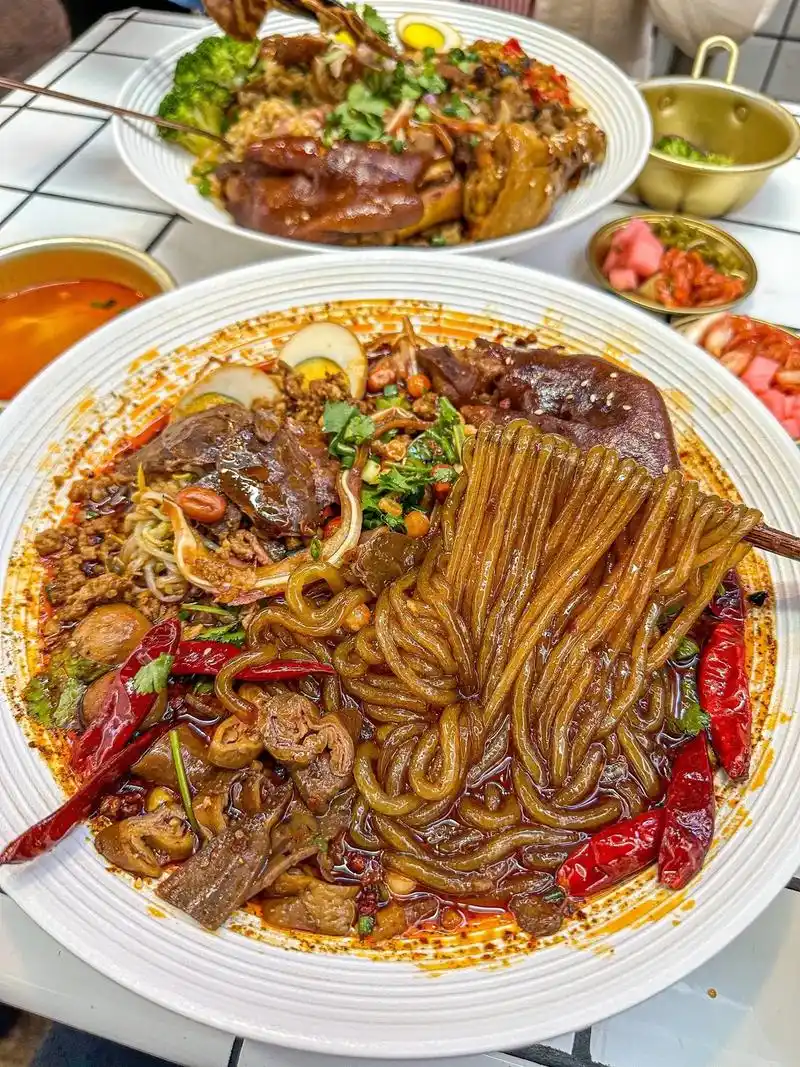 想给全重庆安利大坪这家酸辣粉!料多到爆.