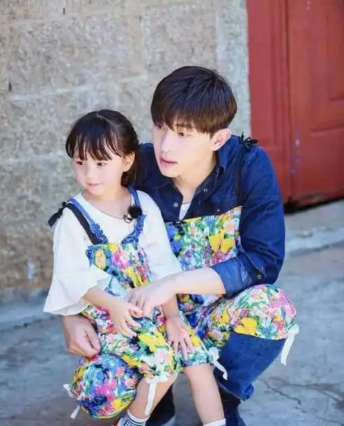 邓伦的奶爸腿走红这样的男人将来是女儿奴