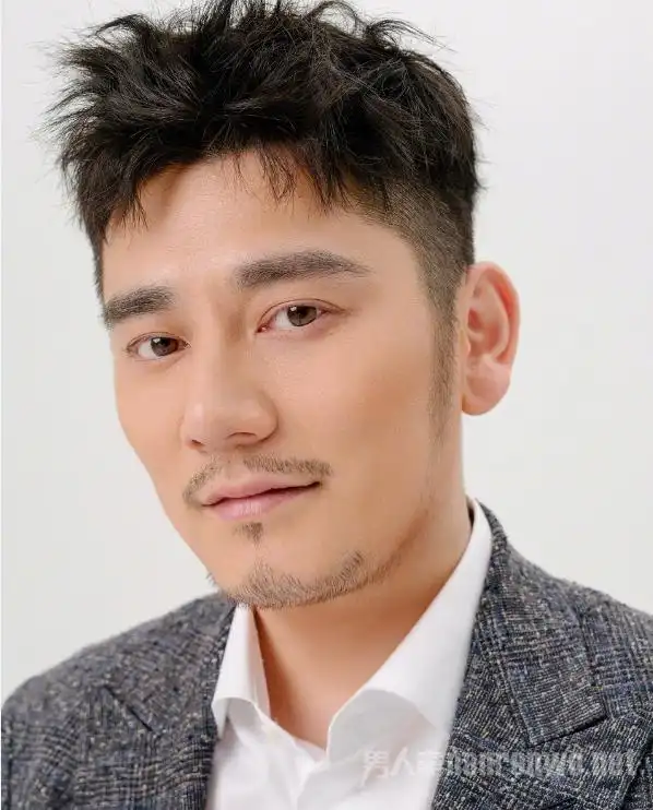 钱枫军人时期照片晒出 网友感叹岁月是把杀猪刀_tom娱乐