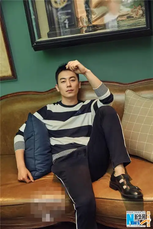 朱亚文挑战复古风格 完美演绎色彩大片