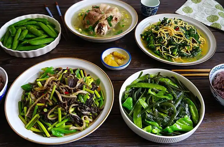 儿媳妇做的午餐火了,简单的家常菜,婆婆不嫌弃还分享烹饪技巧