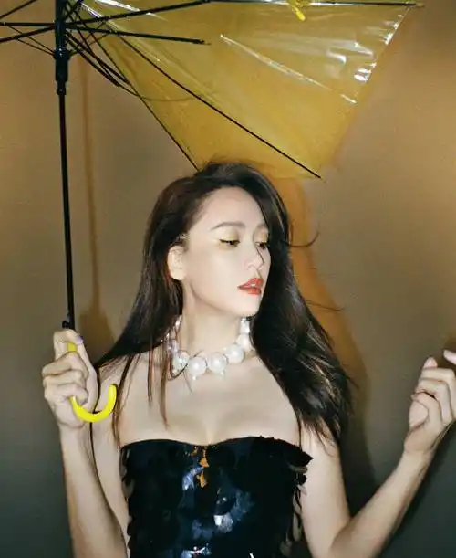 陈乔恩黑色v领连衣裙好诱人,浅浅微笑优雅迷人