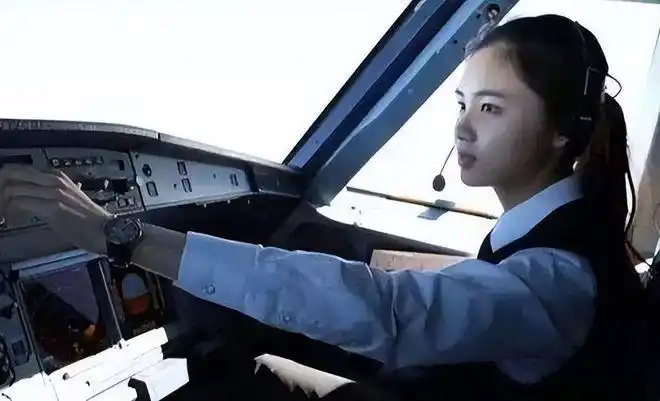 而言机长都是男性,而这一回不仅遇上了台风,还坐了女机长驾驶的飞机