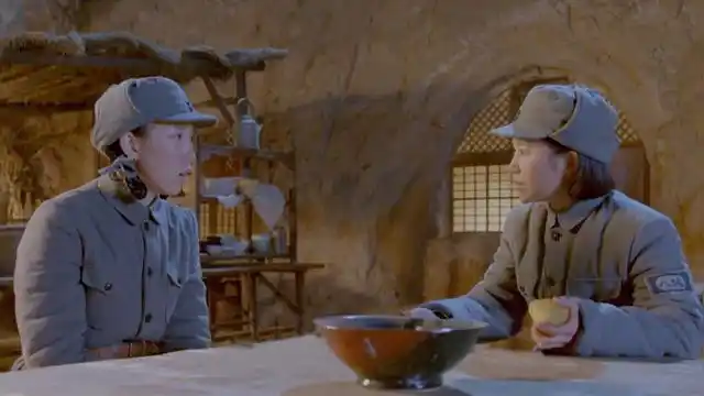 《烽火抗大》未婚夫死而复生,竟然还加入了国民党,晓婉心乱如麻