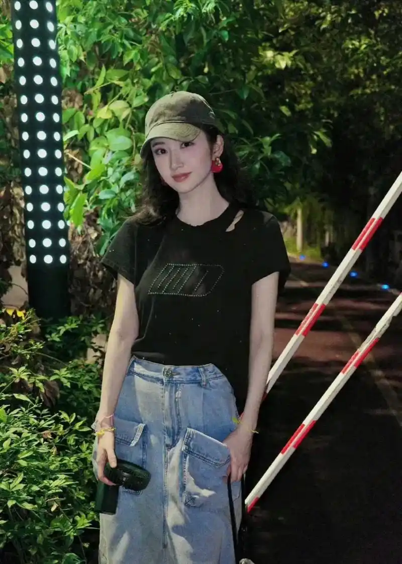 一组景甜最新一期,黑色休闲t恤衫配牛仔裤戴着鸭舌帽,黑色皮革外套