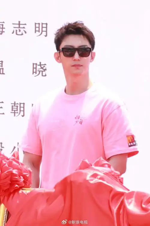 今日开机,现场路透曝光~粉嫩的帅哥美女#黄景瑜关晓彤同框合照