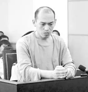 图为许军本在法庭上2008年8月26日,北京市昌平区人民法院一审以故意