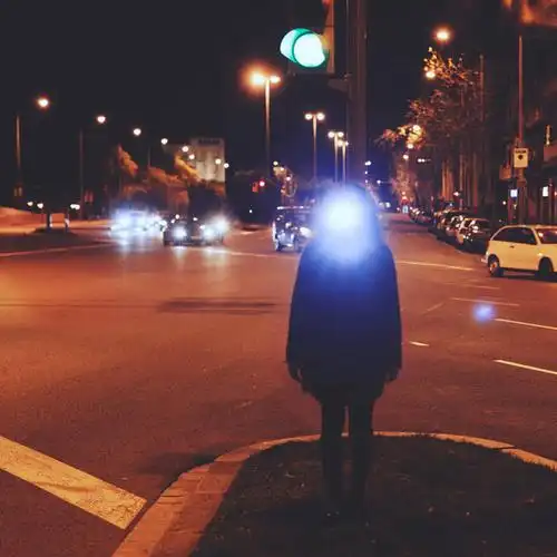 西方人,成年人,一个人,站,方图,室外,夜晚,正面,城市,道路,街道,路