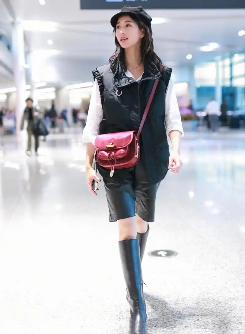 37岁张钧甯淡妆好清纯棉袄外套搭机车长靴筷子腿竟在靴内晃荡