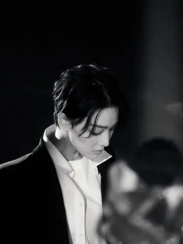 原创变身霸道女总裁张馨予短发格外吸睛体验不同人格魅力