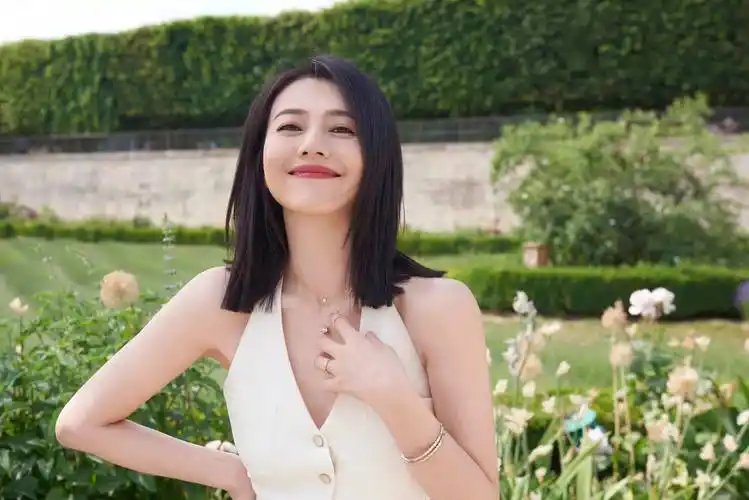 高圆圆又带火了一种极简穿搭:羊羔羔外套 阔腿裤,骨相脸真高级_女神