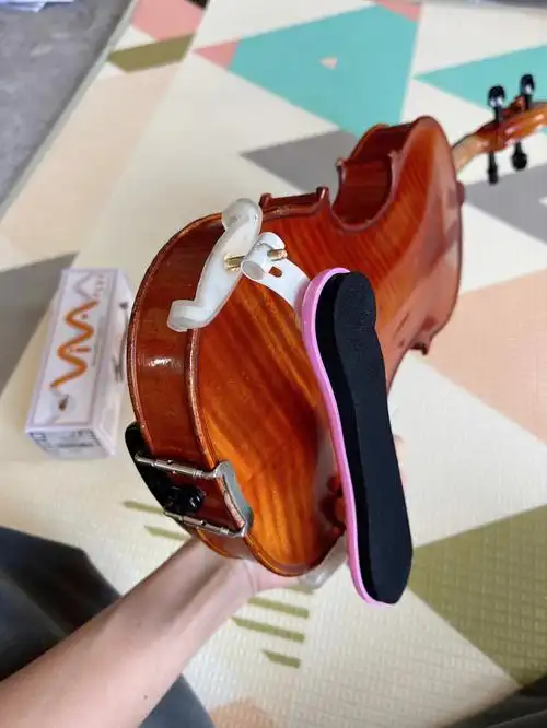 好心疼…… 我又换了这个viva flex的小提琴肩托 还挺好用 小朋友夹着