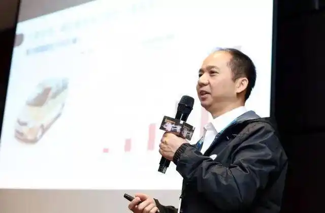 吃过早饭的胡俊和其他铁粉们一起来到会议室,上汽通用五菱汽车销售