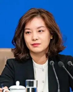 张京,出生于浙江省杭州市,毕业于外交学院,外交部翻译员.