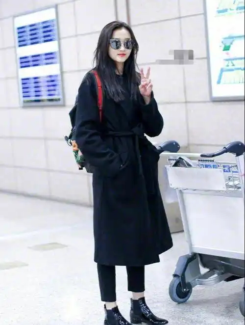 关晓彤太敢穿了,连衣裙短到露出"安全裤",配马丁靴贼显腿长_时尚_造型