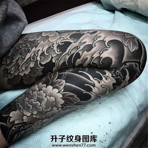 日式传统霸气外漏的黑灰牡丹花腿纹身