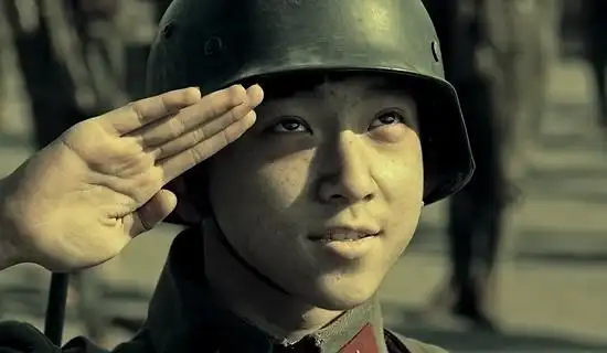 《八佰》:血肉横飞难掩少年明媚,三小鲜肉拼演技,张俊一成亮点_手机