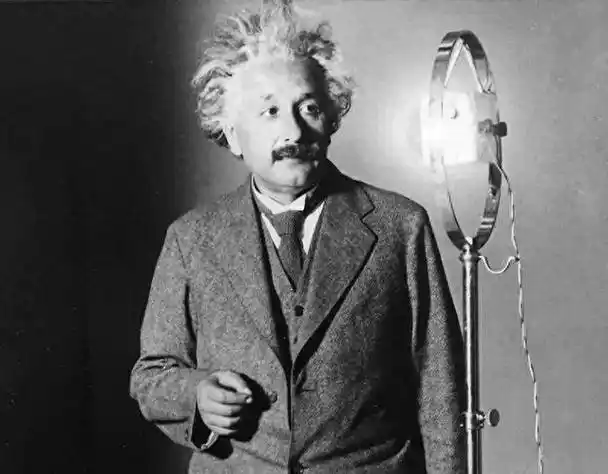 我向人工智能程序提问:爱因斯坦是民科吗?法拉第是吗?|科学|物理学家_