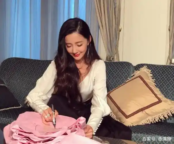 秀丽清纯,娇羞可人的陈欣予,晶莹剔透的肌肤,闪烁着光晕!