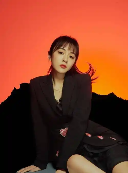 王晓晨踩尖头高跟鞋出镜,配衬衫印花西装,坐椅子上姿势太霸气了_时尚