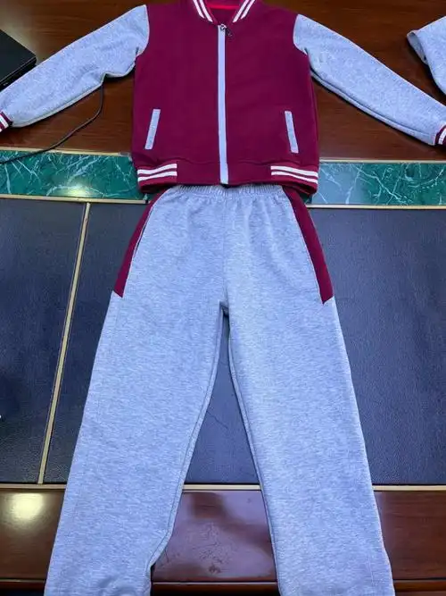 选定校服款式仅仅是第一步,这件爱心校服在进入批量生产前,还需确定