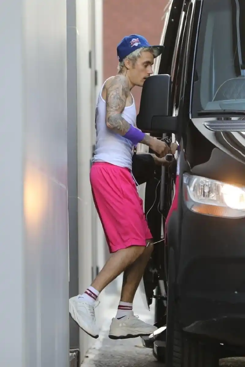 要知道贾斯汀·比伯个子只有175cm,体重更是低到了100斤左右.