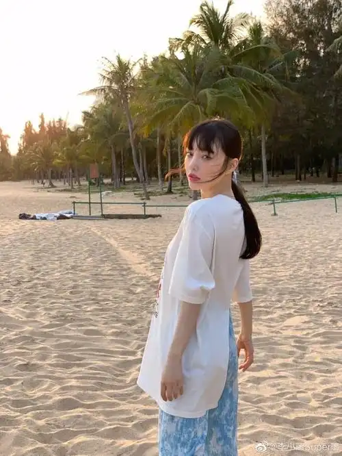 4月12日,李小璐晒出最新度假美照,照片中,她变换多套造型,小露香肩