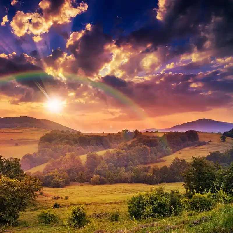 冷雾热日出山与彩虹