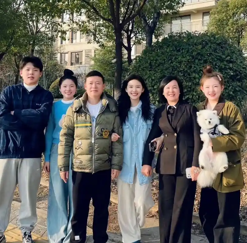 看了章若楠全家福,她是中了基因彩票的那种,完美遗传了父母的优点,怪