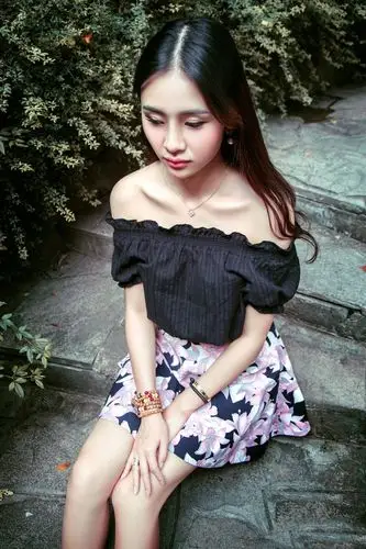 清纯气质美女校花短裤露出白皙美腿