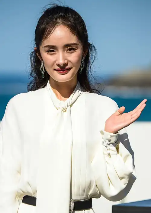 所以无修图就这么被无情的放了出来,看完上面的照片下面的这个杨幂