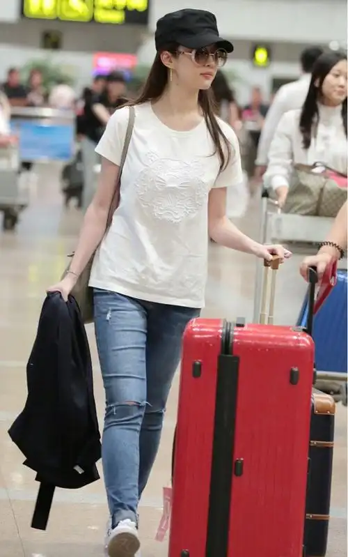 刘亦菲胖了更像赵灵儿穿牛仔裤配卫衣嫩成18岁的样子