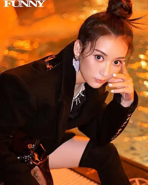 方媛拍全新杂志封面照精修图变化很大成熟风格让人眼前一亮