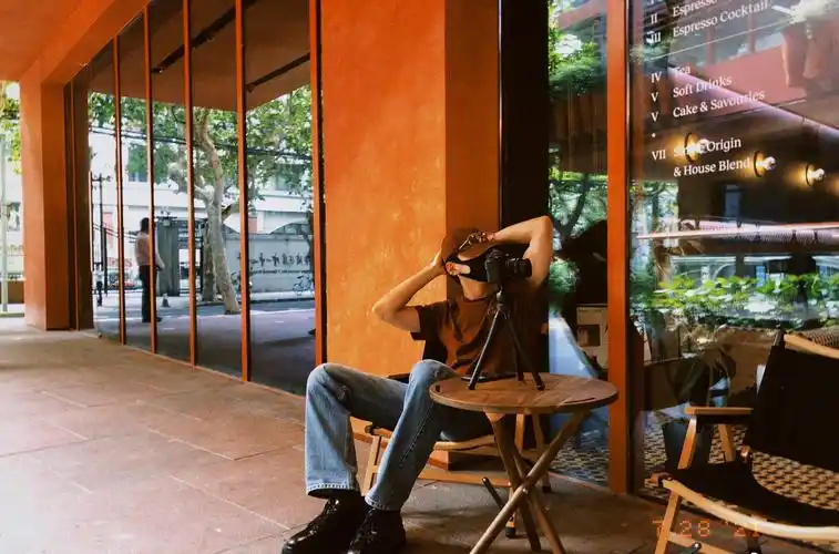 白敬亭现身上海穿搭复古摩登胶片照氛围感满满