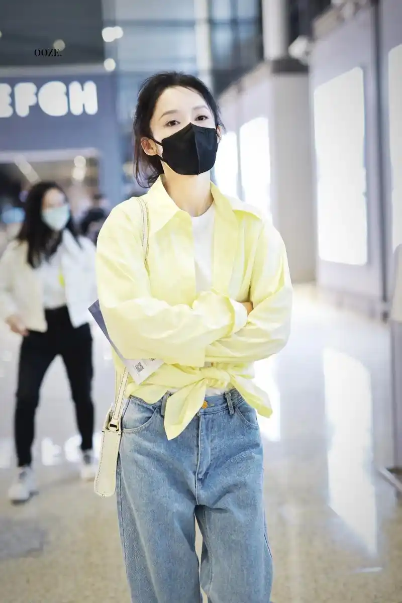 李沁机场街拍,鹅黄色的衬衫搭配阔腿牛仔裤,干练与休闲兼具,简约好看