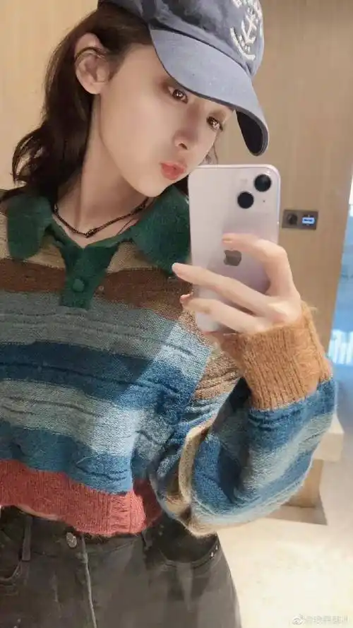 古力娜扎晒12张私房自拍照,精致颜值不怕怼脸拍,泰迪狗抢镜_美女_感情