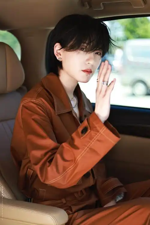 陆柯燃录制上班饭拍～ 一身咖啡色休闲装好好看啊……_高清图集_新浪