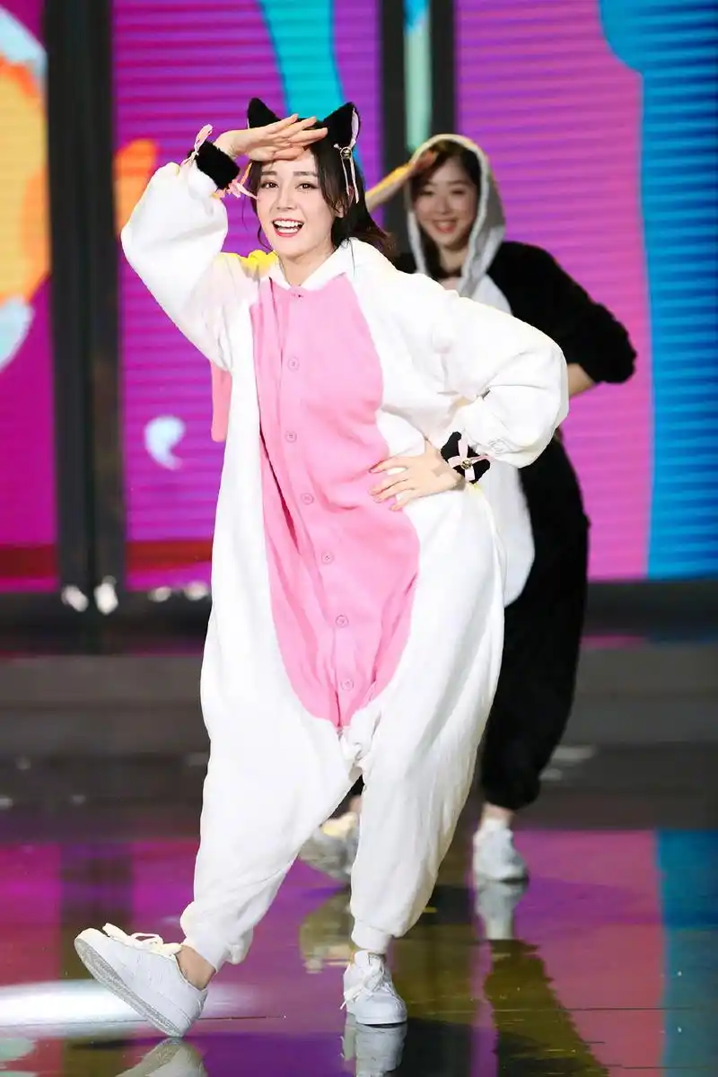 迪丽热巴快乐大本营可爱造型跳舞高清图片34